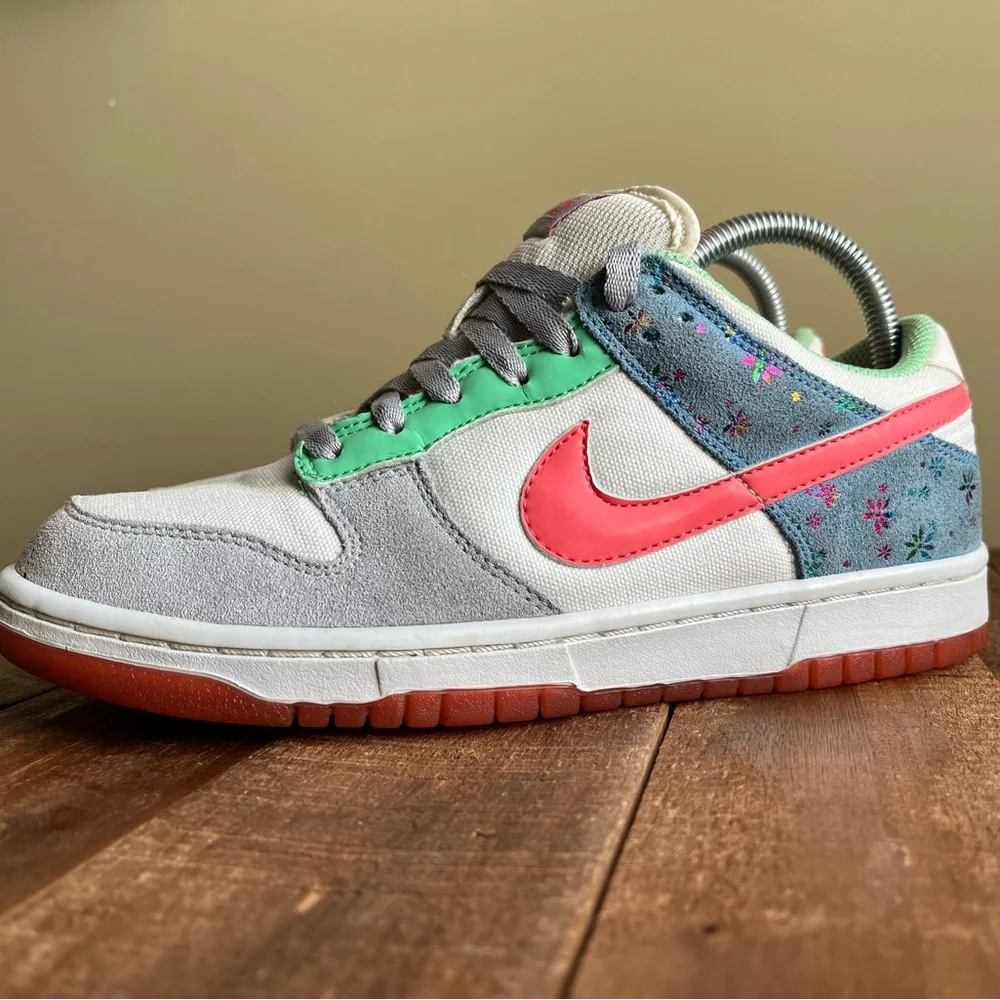 Vintage 2007 Nike Dunk Low, Womens 7.5, Metallic Summit White / Mist Blue - Picture 3 of 9